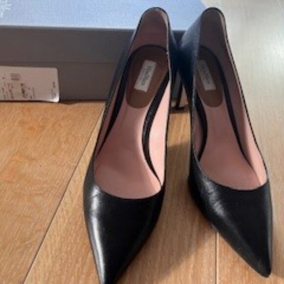 MaxMara Black Leather Pointed Toe Pumps - Picture 2 of 3